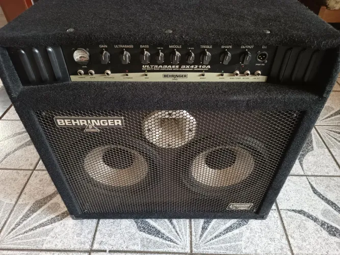 Amplificador de baixo Behringer BX4210a