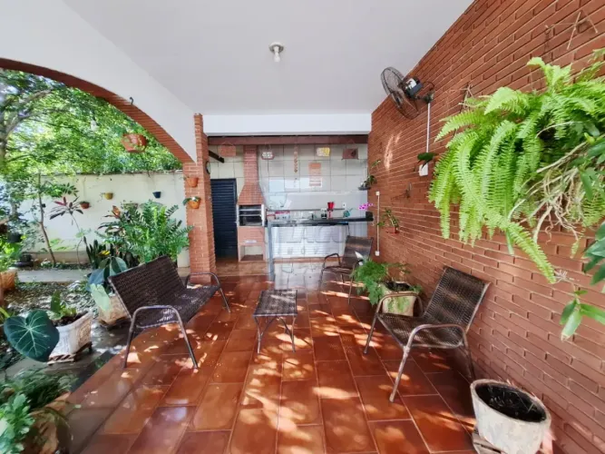 Casa de 325m² com 02 quartos para locação e venda - Vila Mariana