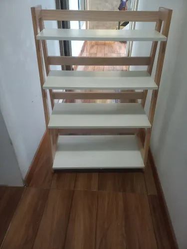 Prateleira de chão madeirada 