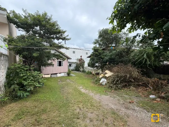 Terreno com 240m² no bairro Capoeiras em Florianópolis / SC