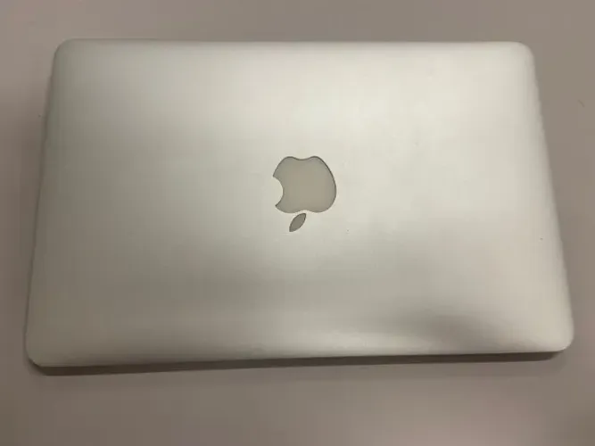 MacBook Air - Modelo: A1465 (C02HR2M3DRV6) - Usado