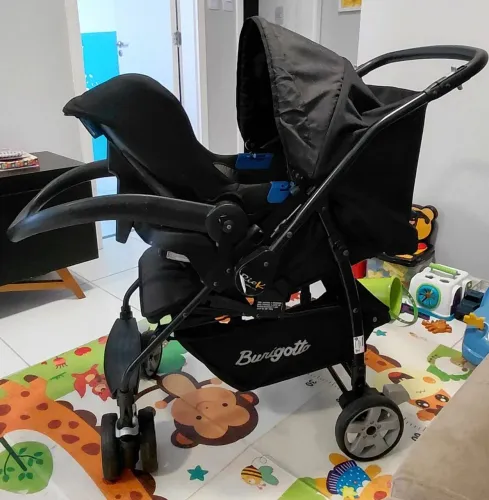 Carrinho de bebê e bebê conforto