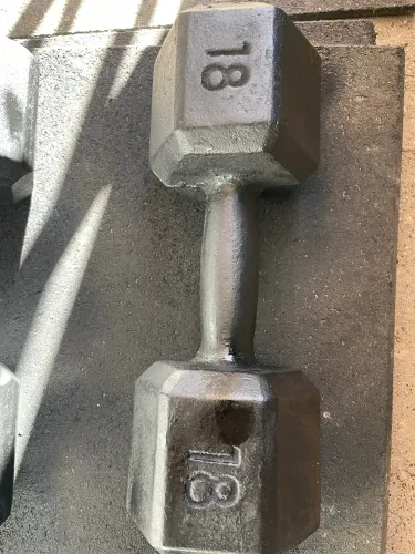 1 DUMBELL DE 22 kilos 1 de 18 kilos