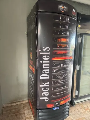 Vendo cervejeira jack daniels