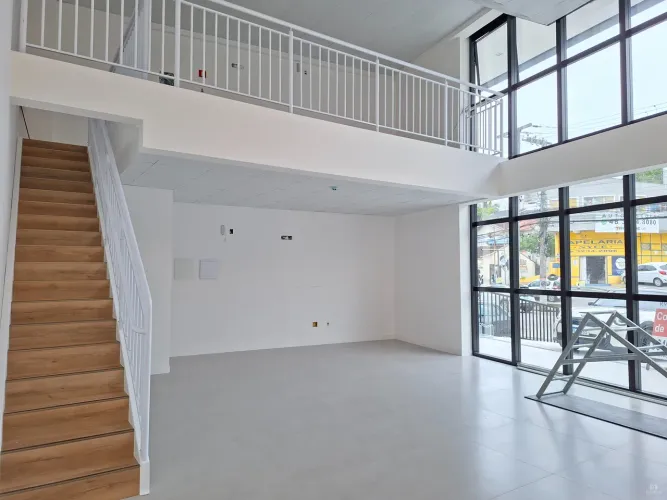 Sala para alugar na Trindade com 50m²