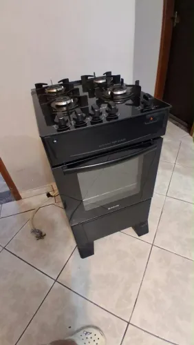 Vendo Fogão. 4 bocas, elétrico, forno. Usado por 4 meses