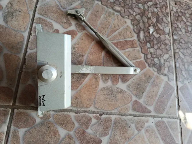 Mola automática para porta