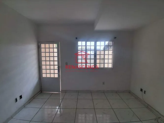Excelente casa duplex, 02 qts , com uma Suíte e Vaga de Garagem , com entrada independente