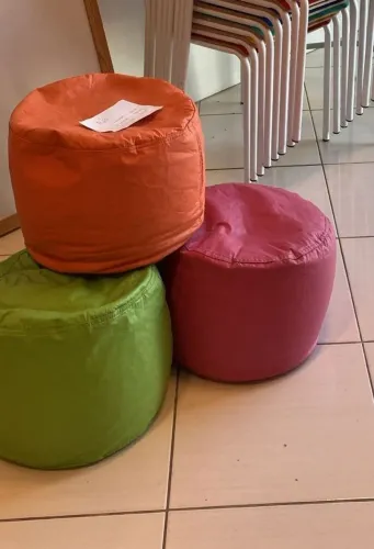 Puff laranja ou verde.