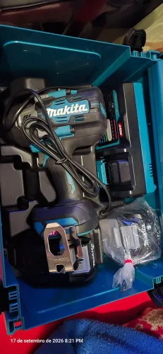 Chave de impacto 3/4" MAKITA + 2 BATERIAS 40V 4A + CARREGADOR + MALETA