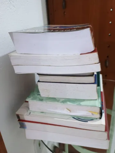 Diversos livros de medicina e enfermagem.