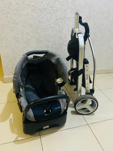 Carrinho Safety 1st com bebê conforto 