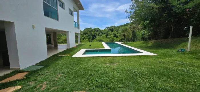 Casa Térrea para aluguel, 5 Suítes, Espaço Gourmet, Piscina e Excelente Área Verde.