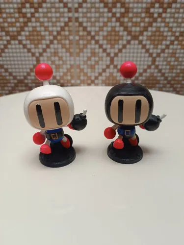 Conjunto Bomberman bonecos decoração com base de apoio