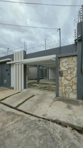 CASA TÉRREA - 03 SUITES - [SENDO 02 COM CLOSET] + ESPAÇO GOURMET COM PISCINA