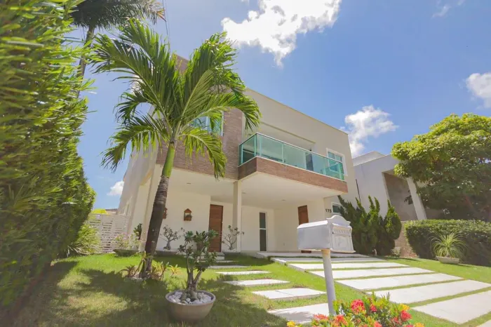 CASA EM CONDOMINIO FECHADO C 4 QUARTOS SENDO 03 SUÍTES + DCE - PISCINA