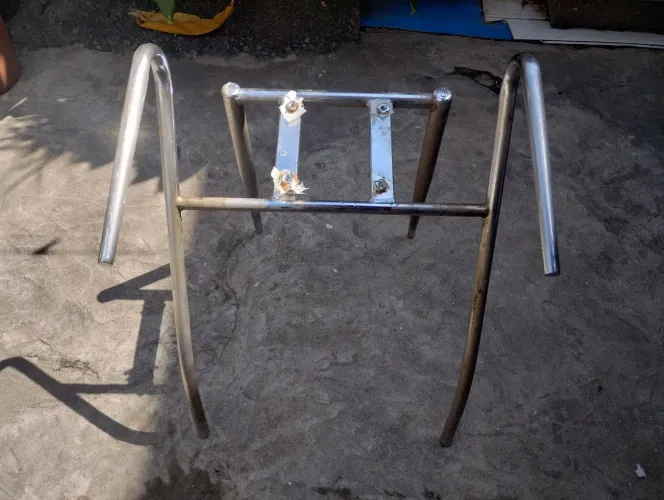 Base de ferro com pés para cadeira. 50x23x45