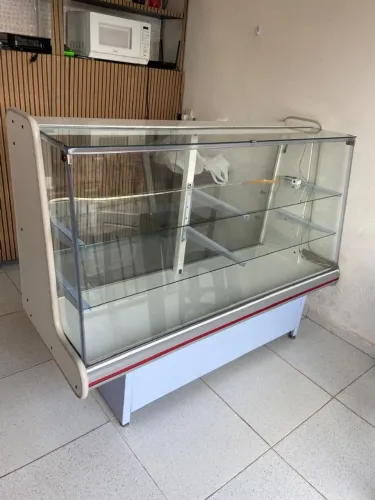 Vendo esses dois produtos balcão de vidro e freezer de 142 litros 