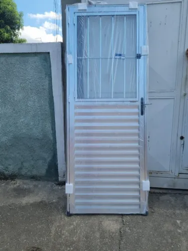 Porta aluminio brilhoso meia chapa 