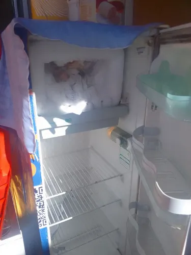 Vendo geladeira topada funcionando perfeitamente não entrego 300