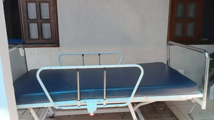 Vendo cama hospitalar por 350,00 reais aceito cartão também vim buscar no colorado