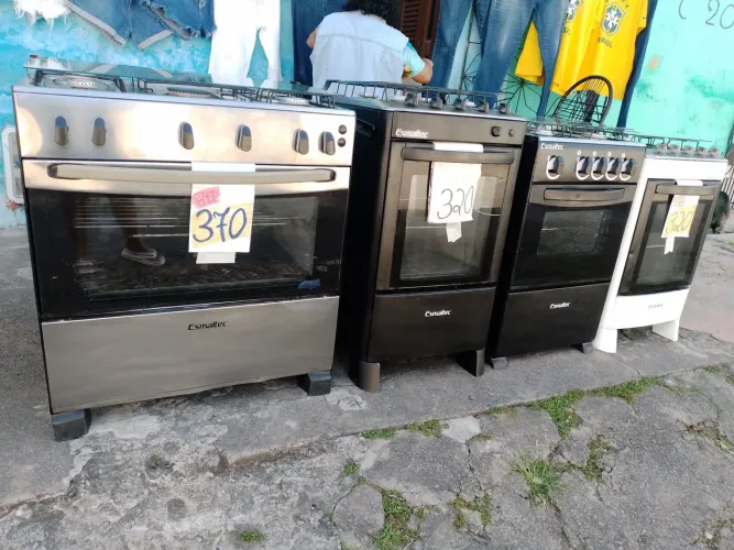 Fogões disponíveis a venda.