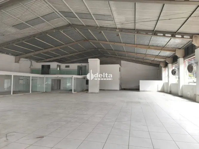 Galpão tipo loja diferenciado com frente recuada, 5 vgs, vão livre de aprox. 1000m², opção