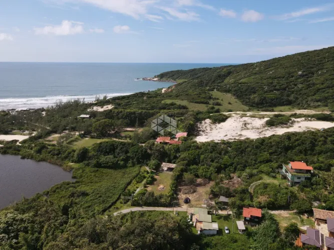 Terreno à venda na Praia do Rosa, em Imbituba