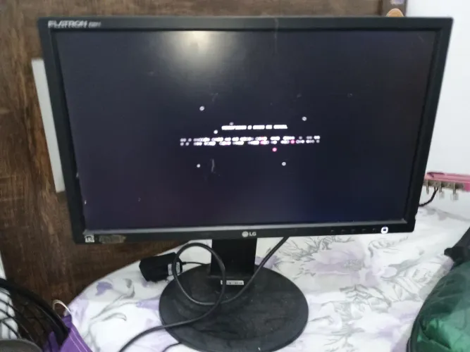 Monitor e alguns acessórios de computação 