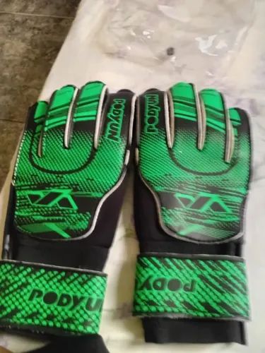 Chuteira e luva de goleiro