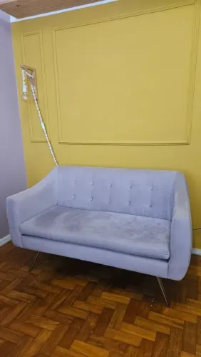 Sofá lilás/rosa em veludo com pé palito dourado