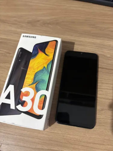 Celular Samsung A30 usado
