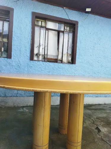 Vendo mesa de madeira maciça