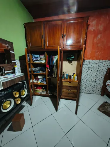 Guarda roupa de madeira com compensado 