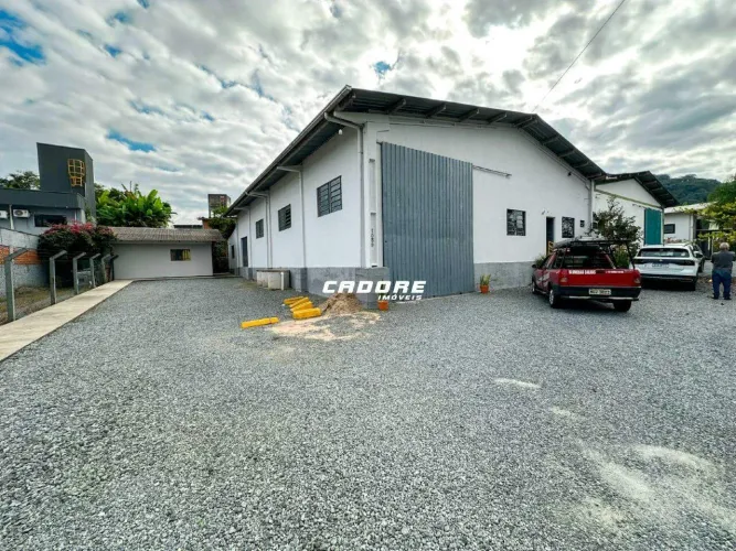 Galpão com 370m² privativos, doca e amplo terreno de 1.000m² próximo à BR-470 i Cadore Imó