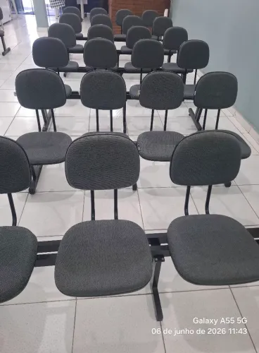 Vendo 10 jogos de cadeiras longarinas com 4 cadeiras cada.valor:2.000 reais
