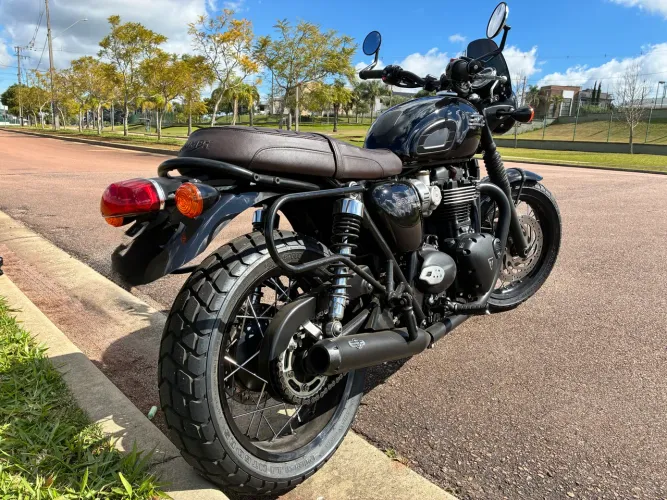 Vendo Triumph Bonneville T120 Black 2023 equipada