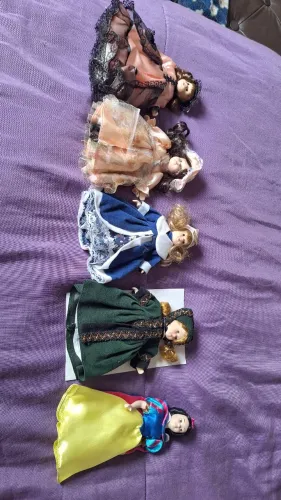 5 Bonecas de porcelana .