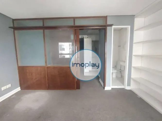 Conjunto comercial com 33m², piso elevado com carpete, 02 banheiros e ar condicionado cent