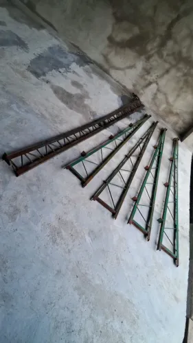 Tesouras e trelisa de ferro