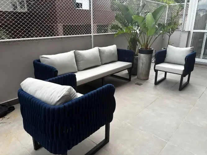Conjunto de mesa + poltronas de móvel externo