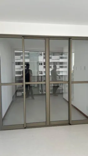 Porta de Alumínio Bronze com 2,40m de largura, com 4 folhas e abertura central