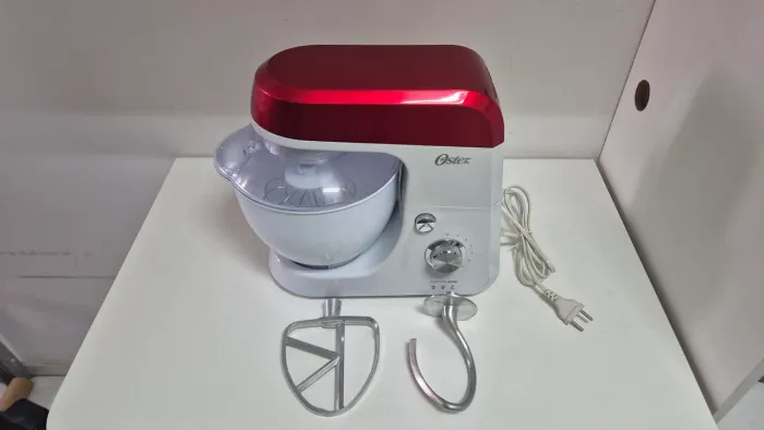 Batedeira Planetária Oster Perform 600W 110V com acessórios