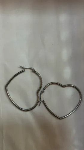 Brinco de aço argola coração prata