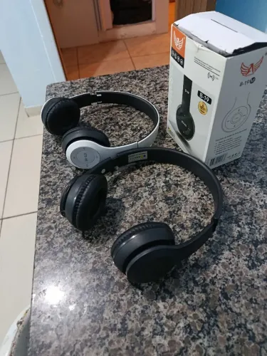 2  Fones  bluetooth no preço de 1