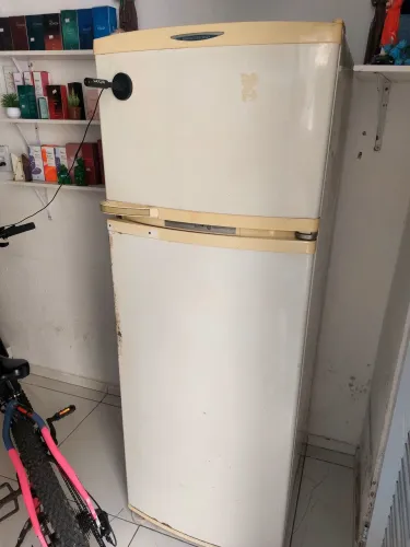 Vende-se está geladeira