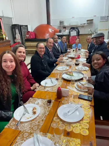 Estou passando o ponto de uma pizzaria, ela e de esquina na rua dos fundadores 3791