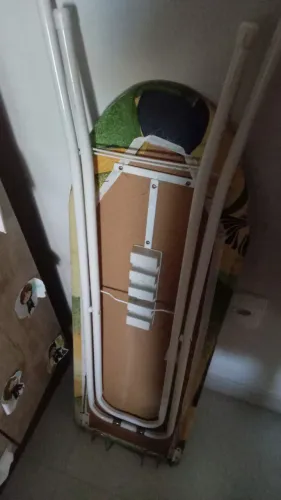 Mesa passar roupa com um ferro de passar 