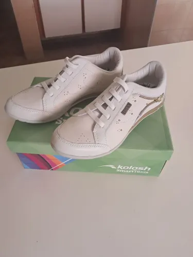 Dois tênis feminino em couro novos , na caixa. 