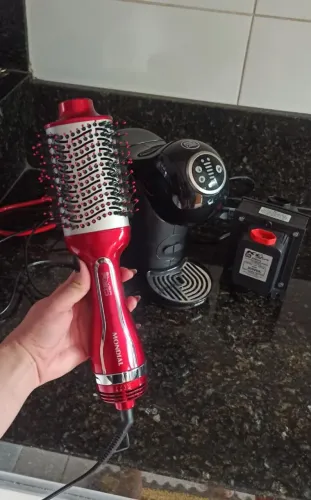 Escova de cabelo e cafeteira
